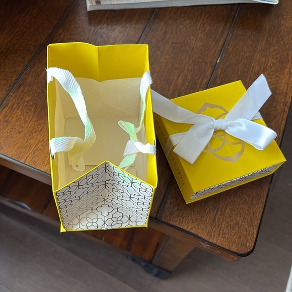Small Kendra Scott‎ Gift Bag and Box - Picture 5 of 8